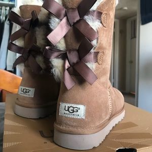 UGG Women’s Bailey Bow (Chestnut) Size 8